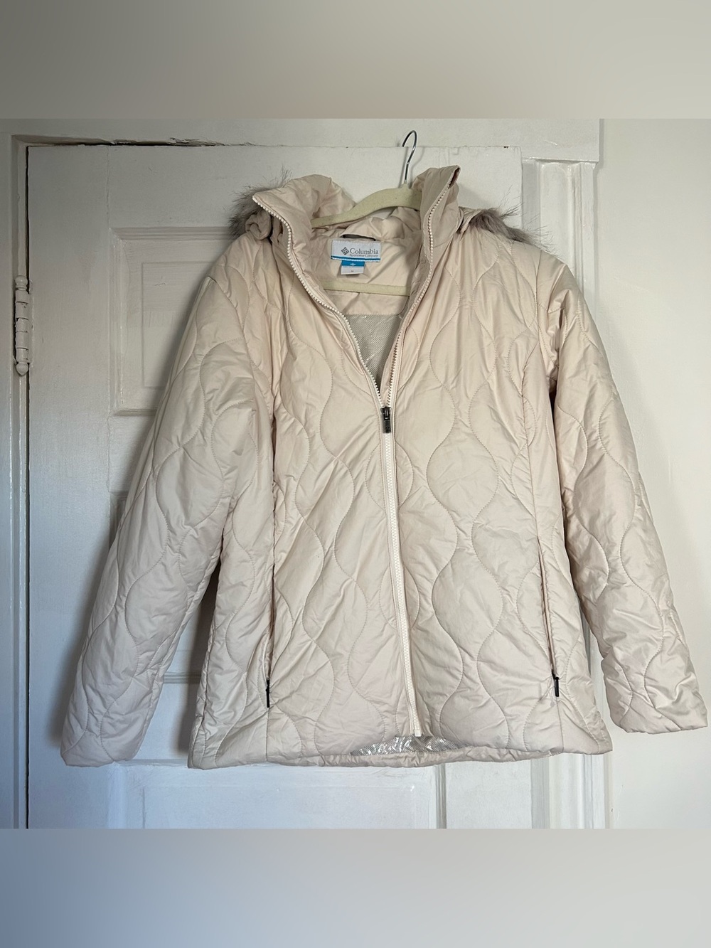 Columbia Women's Medium White Quilted Hooded Puffer with Fur Trim Jacket
